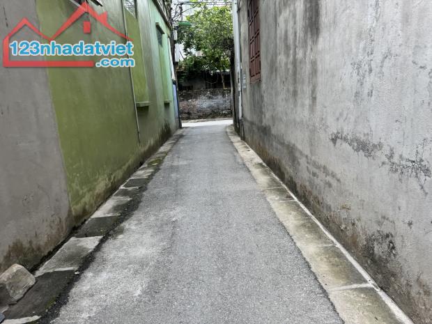 Bán lô đất 52,6m2 khổ đất đẹp tại Giang Biên, ngõ nông, gần đường ô tô, vị trí đẹp.