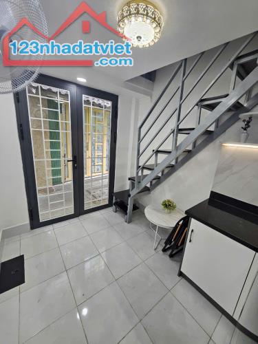 Bán nhà quận 4  hẻm ba gác - nhà đẹp vô ở ngay - 3