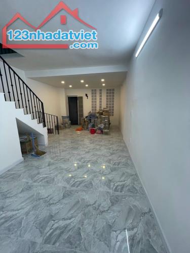 Nhà tốt Hẻm Xe Hơi, 2 Tầng Đúc, Cách Mạng Tháng 8, Tân Bình, 4.2x15m, 65m2, nhỉnh 11 tỷ TL