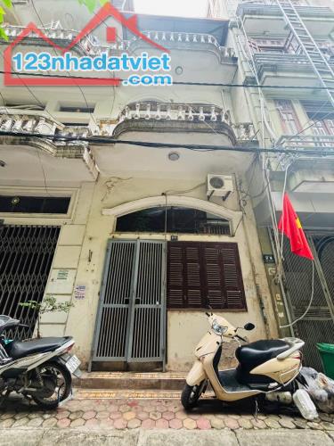 Bán Nhà Đường Hoàng Quốc Việt DT 35m2 mặt tiền 4m Giá 9.75 tỷ - 1