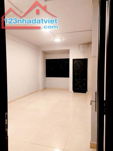 Cho thuê nhà 338 Đường 3 Tháng 2, P12, Quận 10. 6 Tầng(4x25) 600m2 có Thang Máy  chỉ 75tr - 3