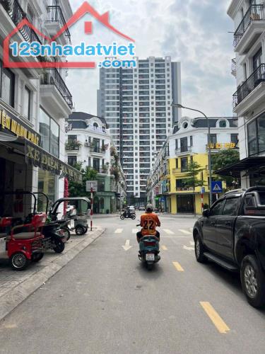 Bán nhà hàng kinh doanh tại HVNN Trâu Quỳ, 168m2 mtien 11m 6 tầng đường 5m.0982852808