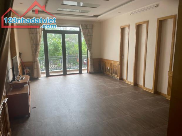 Cho thuê nhà khu phân lô Văn Cao, DT: 90m2, 4 p.ngủ khép kín - 5