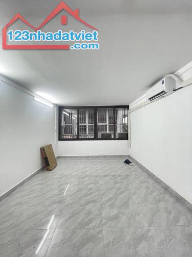 Bán căn hộ tập thể Nghĩa Tân dãy B 25/65 m2. 2 ngủ giá 2.6 tỷ - 3