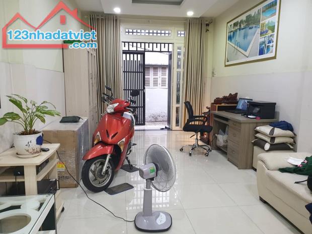 Bán nhà HXH hạ chào hơn 4 tỷ, Trần Hưng Đạo, P1, Q5, 56m2, 4 tầng. 9.x tỷ