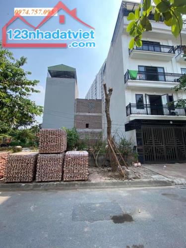 Bán đất đấu giá Phúc Lợi, vỉa hè ô tô tránh, gần Vinhomes, 74m2, mặt tiền 6m, giá đầu tư - 3