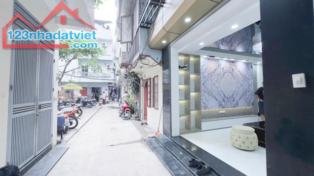 Chốt nhỉnh 5tỷ - Nhà Mới Đẹp - Đội Cấn - Ba Đình - Dtsd:28m2/5tầng-Gần ô tô