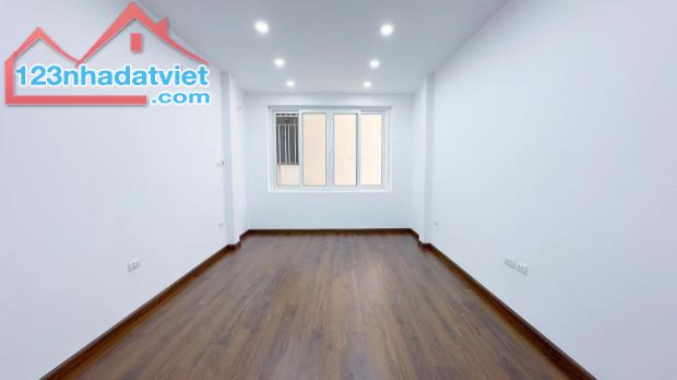 Chốt nhỉnh 5tỷ - Nhà Mới Đẹp - Đội Cấn - Ba Đình - Dtsd:28m2/5tầng-Gần ô tô - 4