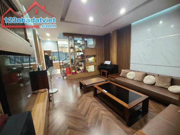 Ngõ phố Pháo Đài Láng, Đống Đa
 Diện tích: 52m²
  Giá bán: 18.9 tỷ