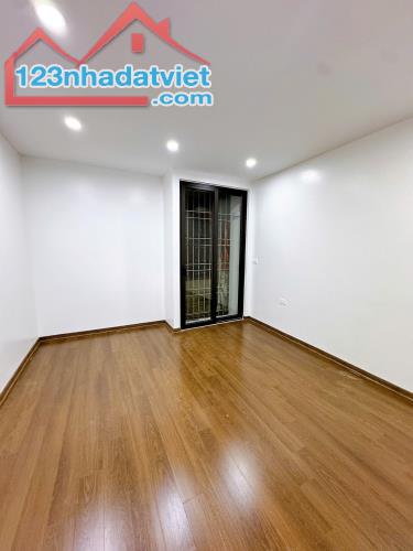 NHà đẹp 4 tầng 40/42 m2 -gần chợ Hà Đông - Ô tô qua nhà- KD  - vị trí đẹp - 8.5 tỷ - 3