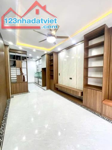 Bán nhà Đức Giang, Long Biên 30m*5T, giá chào 4.55 tỷ, nhà mới xây, ô tô đỗ cổng