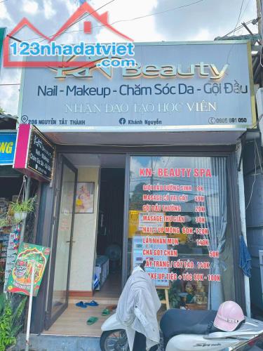 Sang tiệm Nail tại 206 Nguyễn Tất Thành ,Thuỷ Phương, Huế.