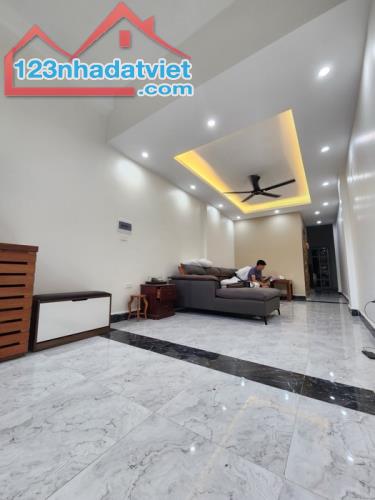 Bán nhà ở + dòng tiền Trịnh Công Sơn 80m2,10m ra phố,oto đỗ cửa,view CV nước giá 20,x tỷ