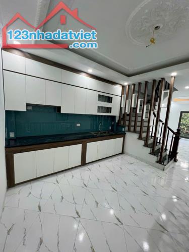 BÁN NHÀ 40M2 XÂY 5 TẦNG- Ô TÔ VÀO NHÀ - ĐỘI 1 - LẠC THỊ - NGỌC HỒI - 3