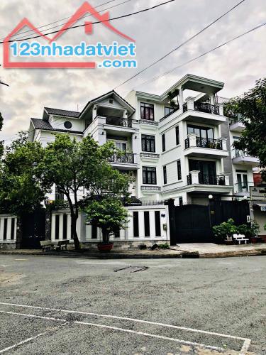 Bán Biệt Thự Quận 7_P.Tân Phong_194m2 +4Tầng,View Công Viên,Sát Vách Phú Mỹ Hưng,Chỉ 39.Tỷ