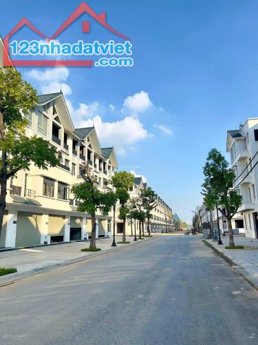 Chính chủ gửi bán LK15 view hồ điều hoà, 100m2, mặt đường 17m nhỉnh 15 tỷ