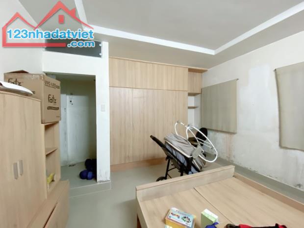 Gấp bán nhà 3 tầng, dt nền 90m2, chỉ 5.8 tỷ, thông Mt ẩm thực Hoàng Diệu 2, Thủ Đức. - 2