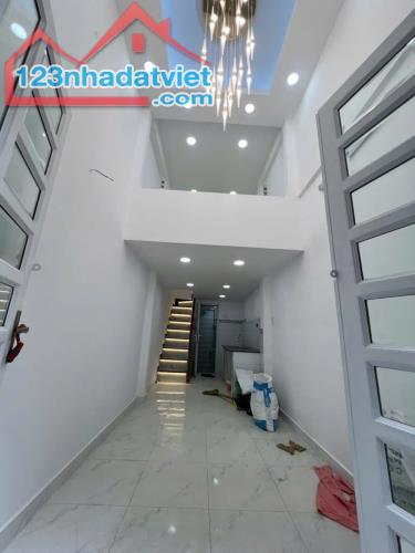 SÁT MẶT TIỀN VĨNH KHÁNH Q4
NGANG 3 X 6.45 M 
3 TẦNG CÓ 2 TỶ x