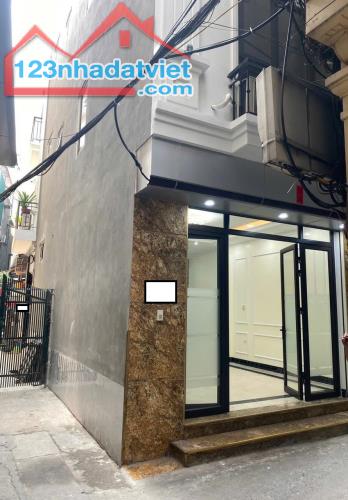 Cần bán gấp nhà mới ở ngay phố Cầu Giấy 40m2, 6T, lô góc, thang máy