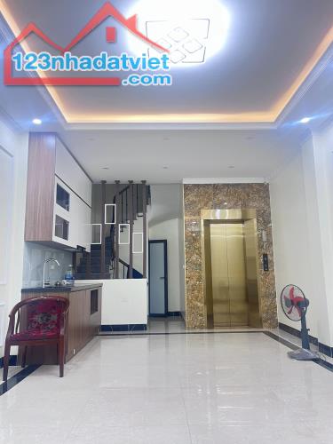 Cần bán gấp nhà mới ở ngay phố Cầu Giấy 40m2, 6T, lô góc, thang máy - 1