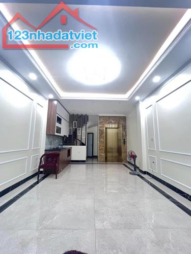 Cần bán gấp nhà mới ở ngay phố Cầu Giấy 40m2, 6T, lô góc, thang máy - 2