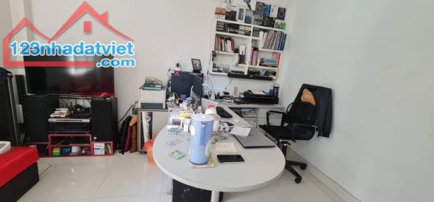 Gấp bán nhà 5 tầng, dt nền 40m2, chỉ 10.5 tỷ, ô tô thông Hoàng Sa, Quận 3.