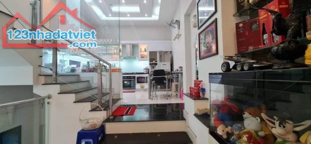 Gấp bán nhà 5 tầng, dt nền 40m2, chỉ 10.5 tỷ, ô tô thông Hoàng Sa, Quận 3. - 1