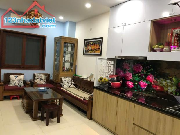 Bán nhà đẹp 4 tầng hẻm Đặng Tất gần biển xây kiên cố để ở và kinh doanh, giá 5tỷ700
