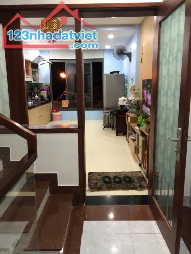 Bán nhà đẹp 4 tầng hẻm Đặng Tất gần biển xây kiên cố để ở và kinh doanh, giá 5tỷ700 - 2