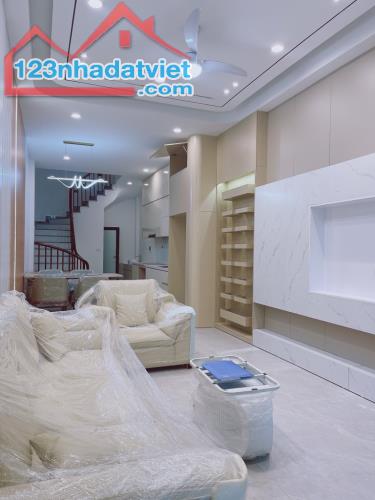 BÁN NHÀ BỒ ĐỀ 56M2, 5 TẦNG, MỚI XÂY, VỊ TRÍ ĐẸP, FULL NỘI THẤT, GẦN CÔNG VIÊN