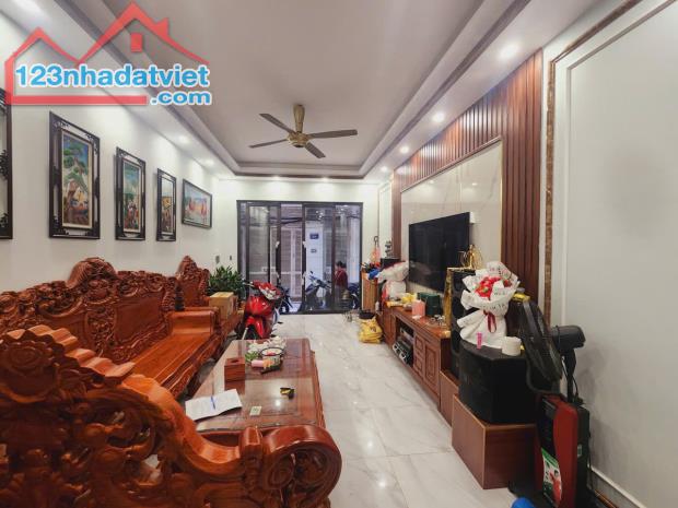 Nhà đẹp Đại La, HBT, kinh doanh, 8,5 tỷ, 5 tầng 43m2, sỏ vuông đẹp, 20m ra ô tô đỗ