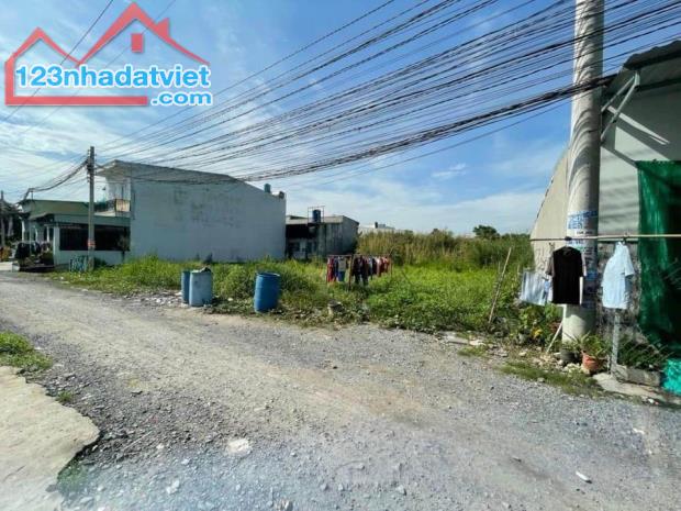 BÁN NHANH LÔ ĐẤT 650 M2 - GIÁ BÁN CHỈ 2 TỶ 500TR- GẦN KCN - CHỢ BÌNH TIỀN 2 - GỌI XEM ĐẤT - 2