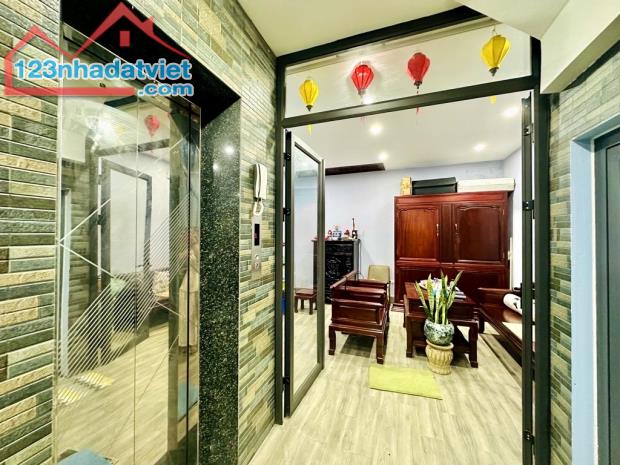 Bán nhà Đầm Trấu, DT 40 m2 x 4 tầng x MT 3.5m, nhà phân lô, ô tô đỗ cửa.