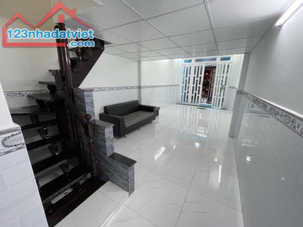 Nhà 3 tầng, chỗ đậu ô tô Lạc Long Quân, P.8, Tân Bình, 4.95 tỷ