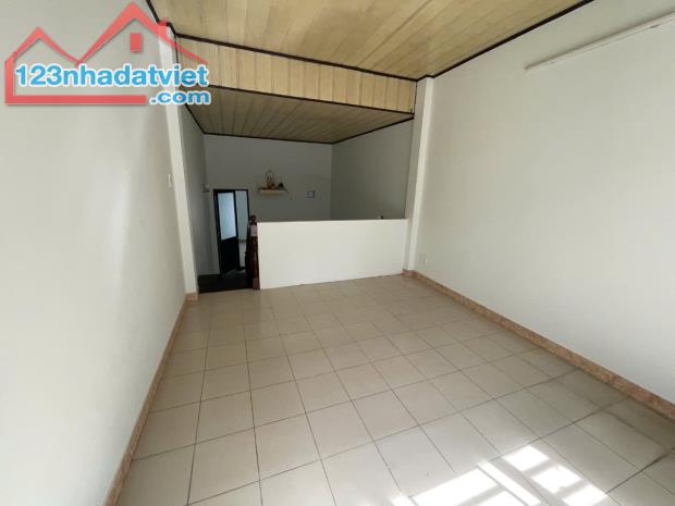 Nhà 3 tầng, chỗ đậu ô tô Lạc Long Quân, P.8, Tân Bình, 4.95 tỷ - 4