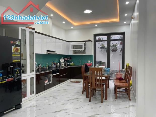 Bán nhà 3 tầng 69 m2 độc lập, sân cổng riêng, đường 6m tại Sở Dầu, Hồng Bàng giá cực tốt - 2