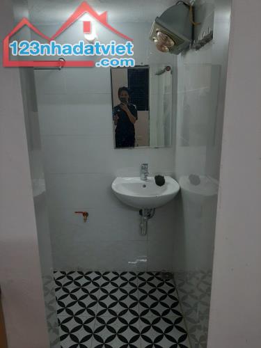 Cho thuê căn hộ tập thể tầng 5 phố Yên Lãng, Láng Hạ, 2 ngủ,1 WC, điện nước giá dân - 5