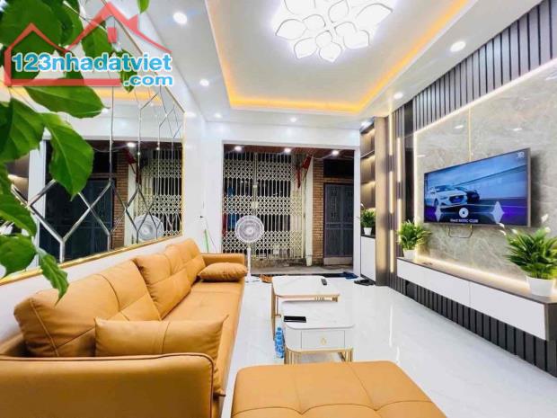 Bán nhà ngay mặt phố Hai Bà Trưng - 45m2 giá nhỉnh 5 tỷ - 2