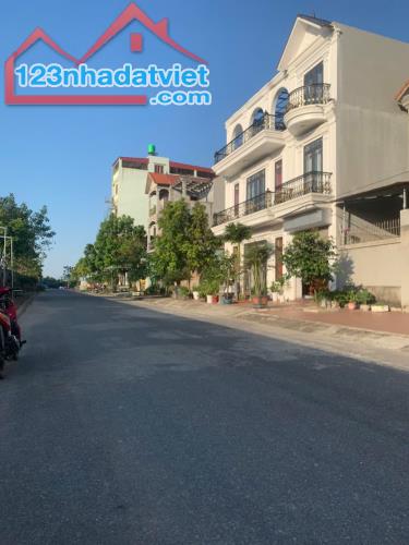 Bán Nhà KĐT Yên Trung thụy hòa Yên Phong 160m2 x 3 Tầng full đồ - đường 20m giá 3,35ty - 1