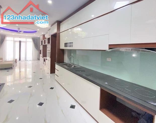 BÁN NHÀ CẦU ĐƠ 3 LÔ GÓC THOÁNG SÁNG NGẬP TRẦN 50m2, 5 Tầng, Ôtô, Kinh Doanh. 9 TỶ 9