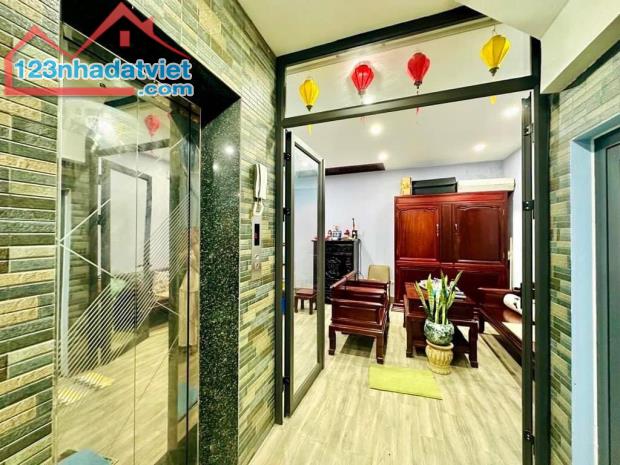 Bán nhà phố Hoàng Quốc Việt, ô tô tránh, thang máy 95m2 Giá 20,9 tỷ - 1