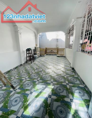 B.á.n nhà Lê Trọng Tấn - vài bước ra phố - 42m² x 4 tầng x 8.4 tỷ.