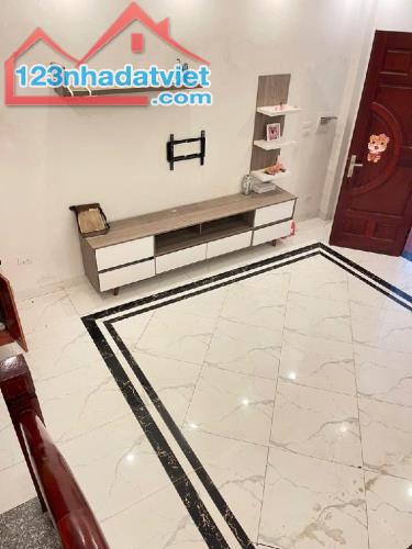 NHÀ VIỆT HƯNG 40M2 , 5 TẦNG, NGÕ THÔNG RỘNG, GẦN MẶT PHỐ, TẶNG NỘI THẤT - 1