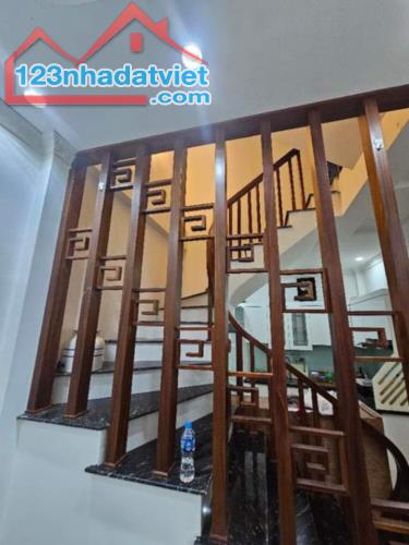 NHÀ ĐẸP VỊ TRÍ TRUNG TÂM LONG BIÊN - 2