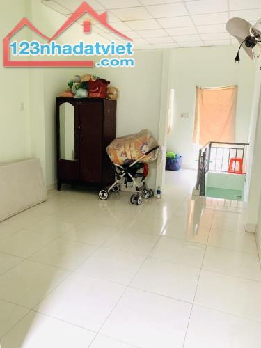 Bán Nhà Phùng Tá Chu, An Lạc A, Bình Tân.DT 60m2 x 2 tầng (3.5 x 18).
Giá 5.55 tỷ TL . - 2