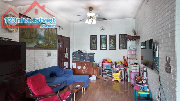 Bán căn hộ Việt Hưng-Long Biên-77m 2n1wc-full nội thất-thang bộ-giá 3.4 tỷ (thương lượng)
