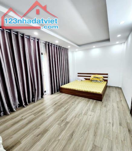 Độc nhất! Chỉ 5 tỷ hơn có nhà phố Cổ Linh 33m2*6T*5.5m - Ô tô đỗ cổng - 550m tới Aeon Mall - 2