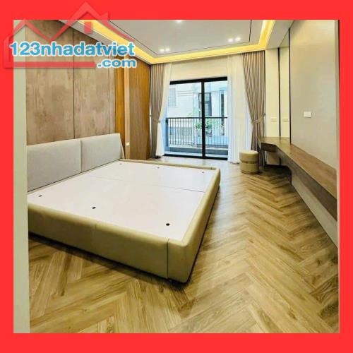 Cực hot! Nhà Cổ Linh căn góc 9 tỷ hơn, 50m2*6T*4m, thang máy - Ô tô vào nhà - 650m đi Aeon