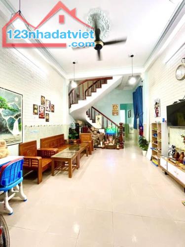 NHÀ ĐẸP - DT:  90M2 - ÔTÔ ĐỖ NGAY PHÒNG KHÁCH - TRUNG TÂM THANH KHÊ   *** Giá:3,75 t Lh:09