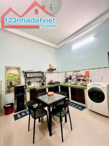 NHÀ ĐẸP - DT:  90M2 - ÔTÔ ĐỖ NGAY PHÒNG KHÁCH - TRUNG TÂM THANH KHÊ   *** Giá:3,75 t Lh:09 - 1